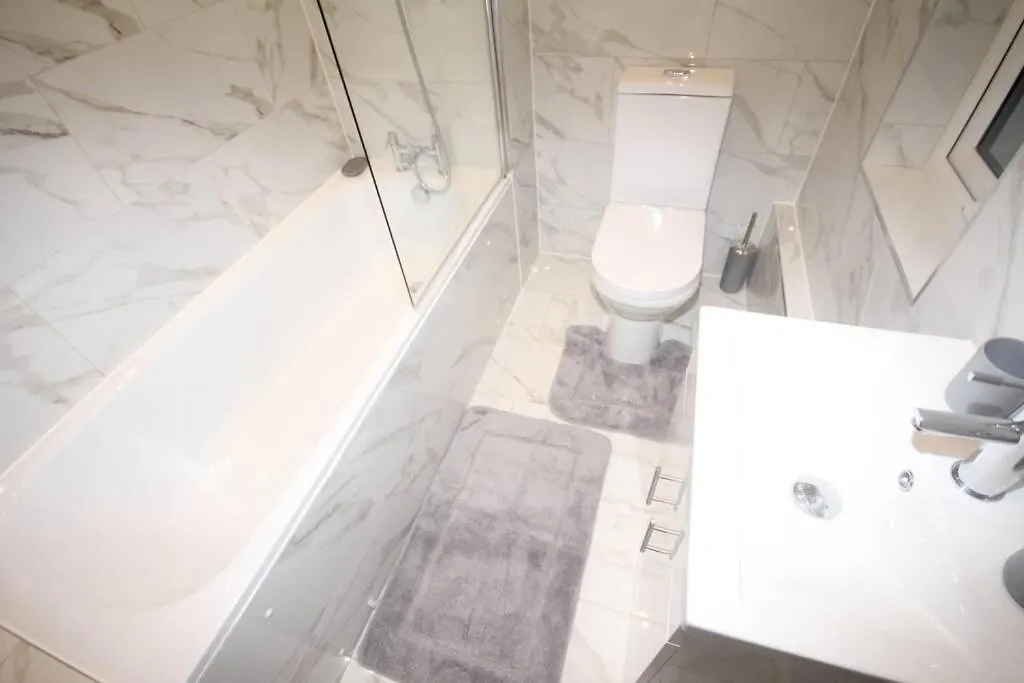 Great West Road Apartments Flat D London