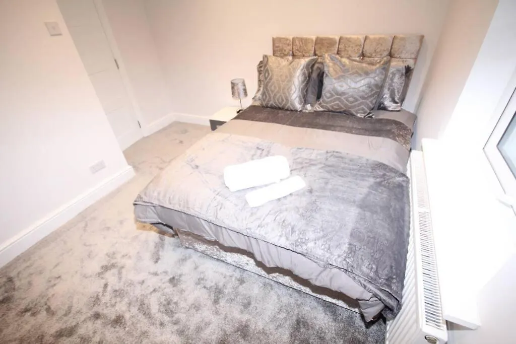 Great West Road Apartments Flat D London